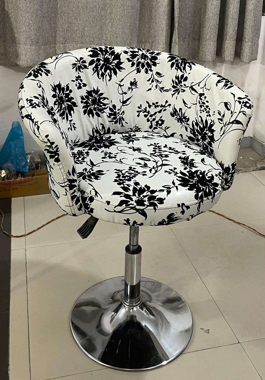 Retro and elegant bar stools